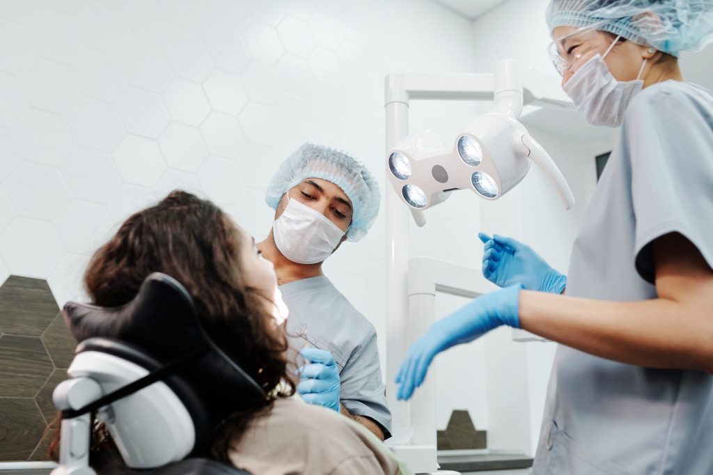 A Complete Guide to a Dental Assistant in California Natural